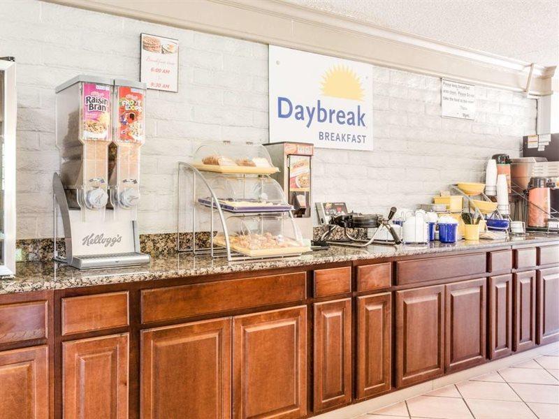 Days Inn By Wyndham Birmingham/West Esterno foto