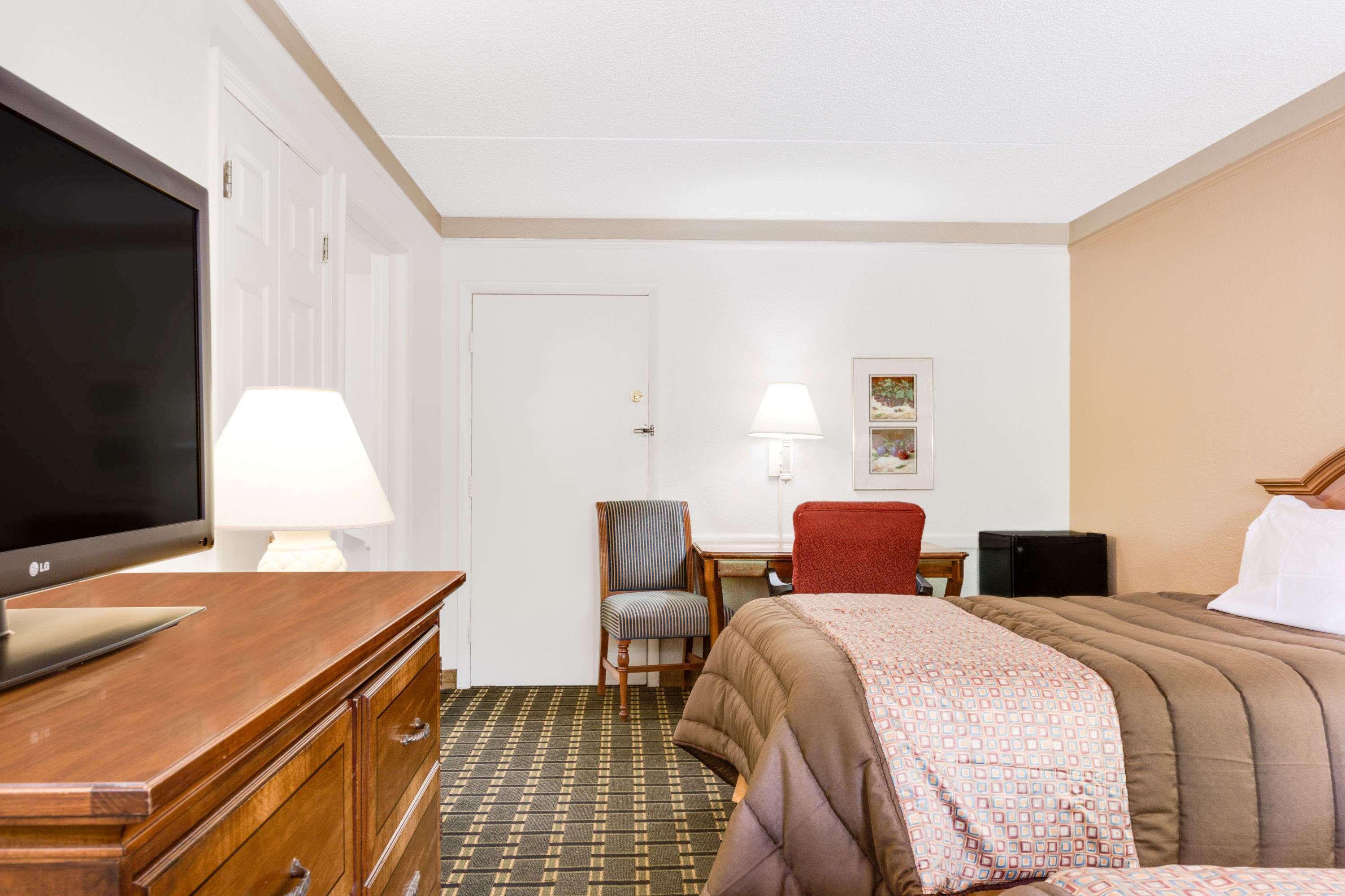 Days Inn By Wyndham Birmingham/West Esterno foto