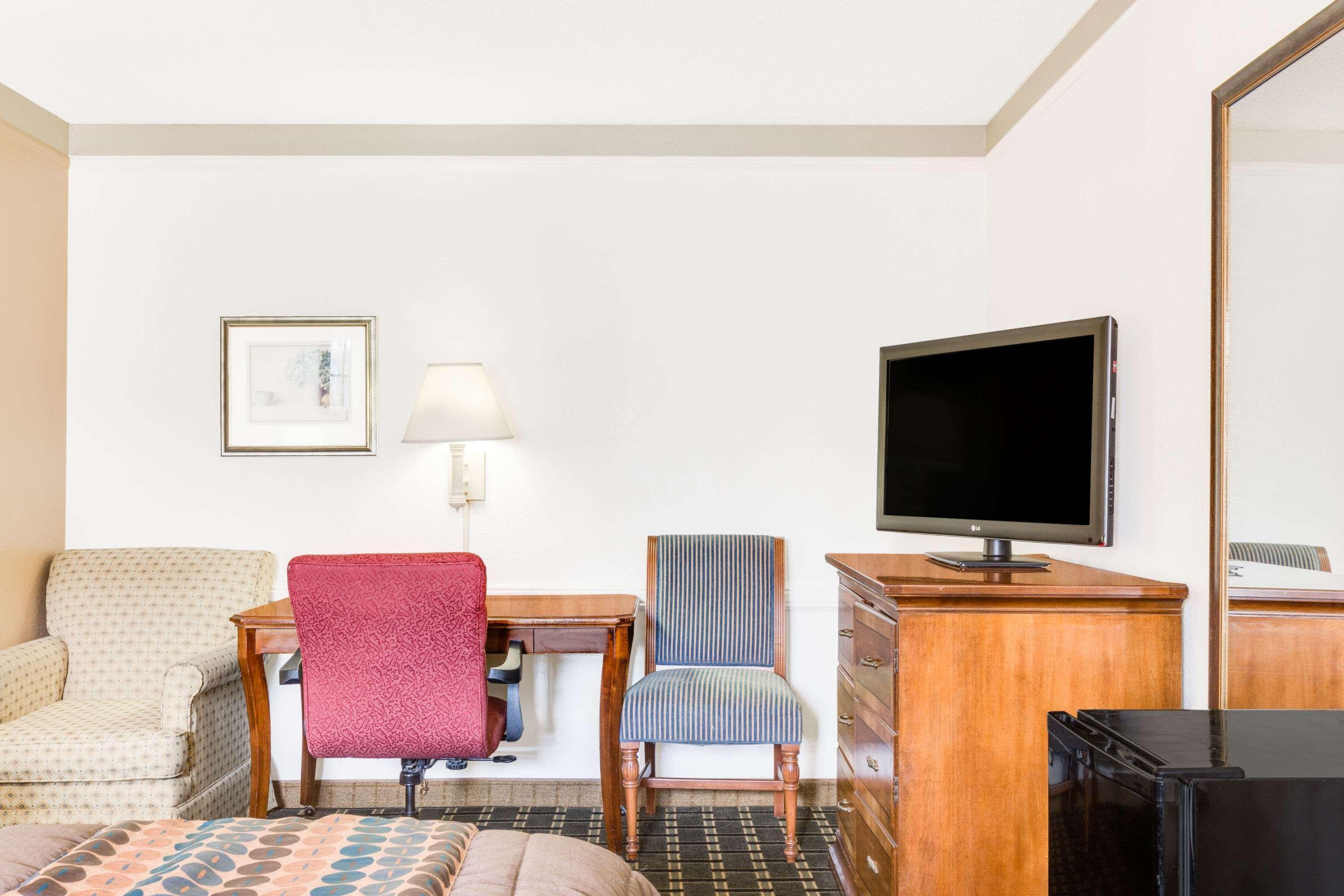 Days Inn By Wyndham Birmingham/West Esterno foto