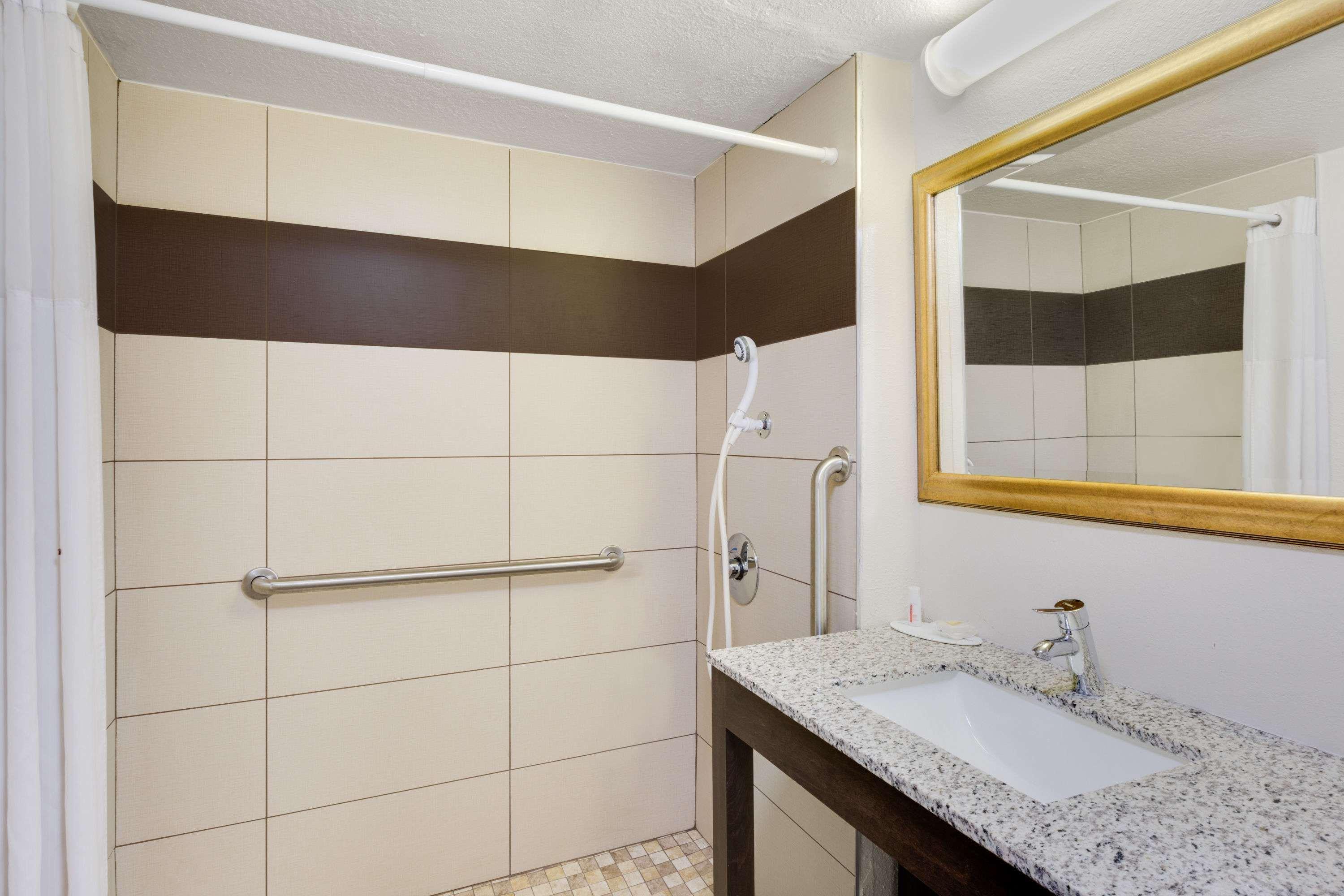 Days Inn By Wyndham Birmingham/West Esterno foto