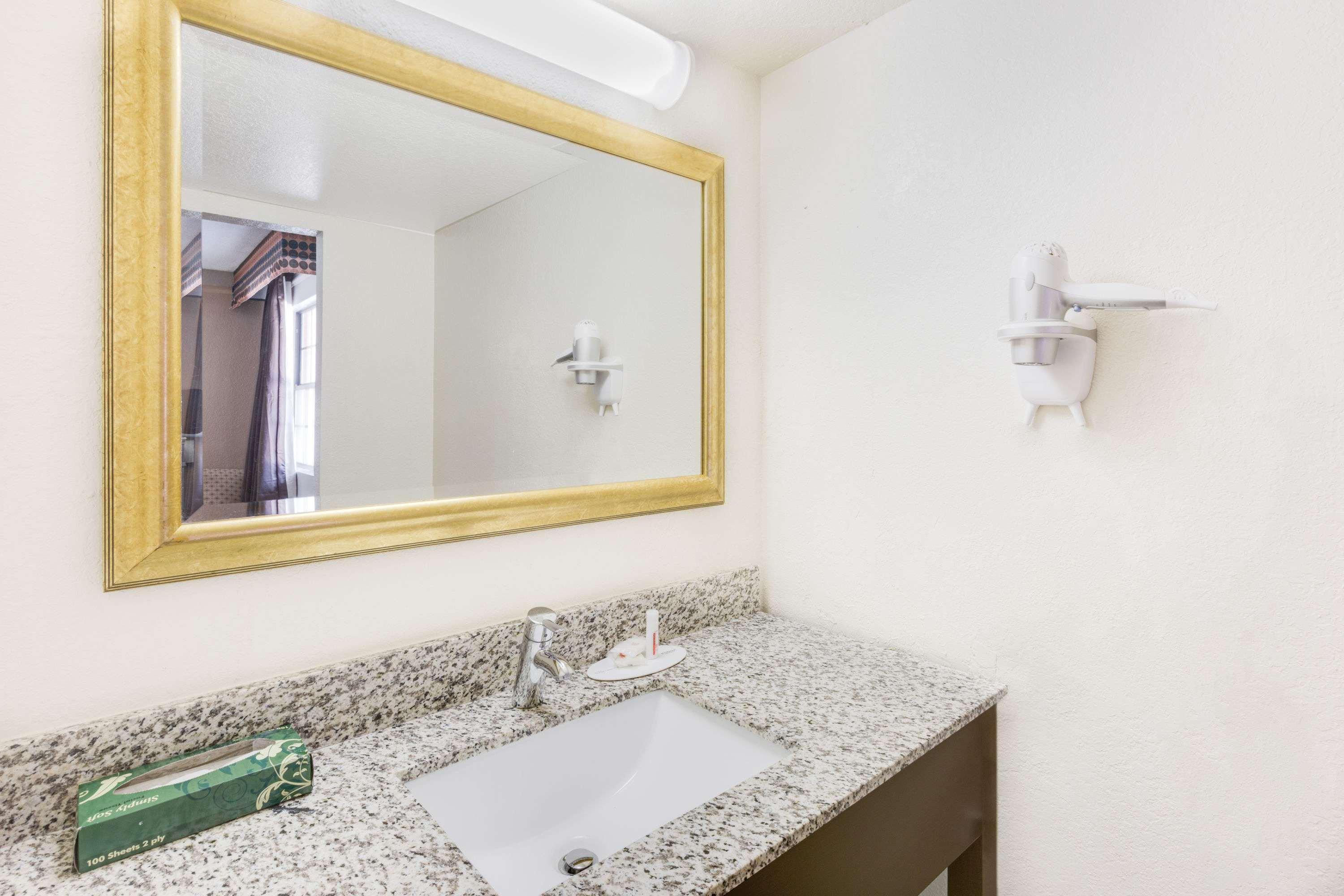 Days Inn By Wyndham Birmingham/West Esterno foto