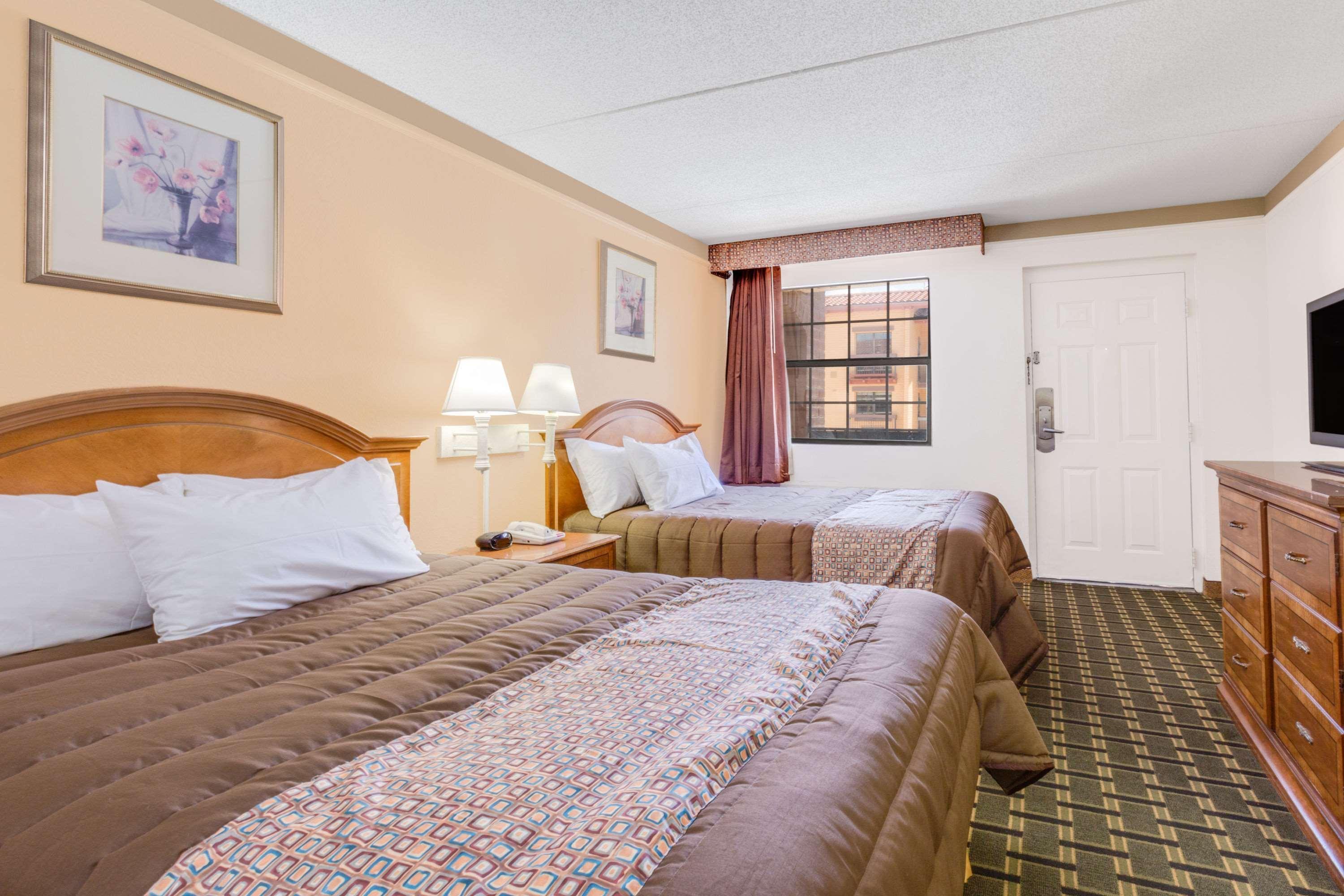Days Inn By Wyndham Birmingham/West Esterno foto