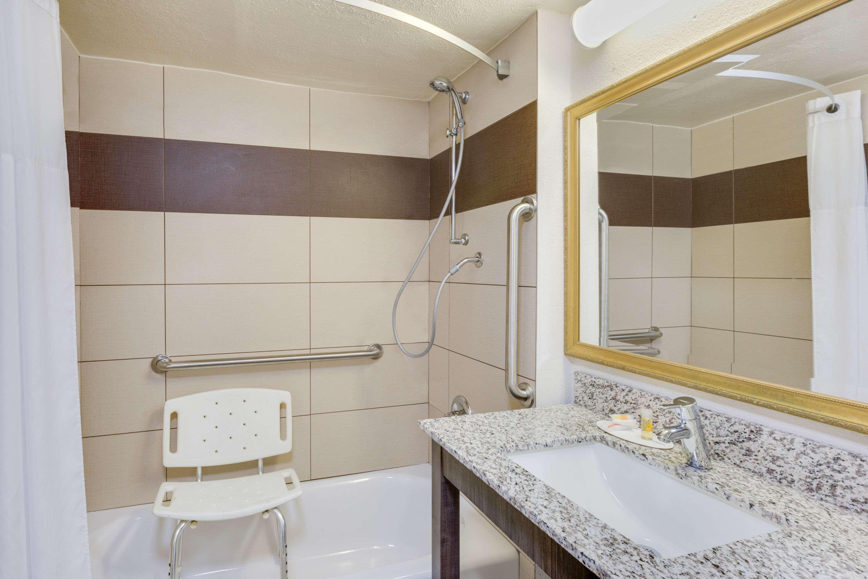 Days Inn By Wyndham Birmingham/West Esterno foto
