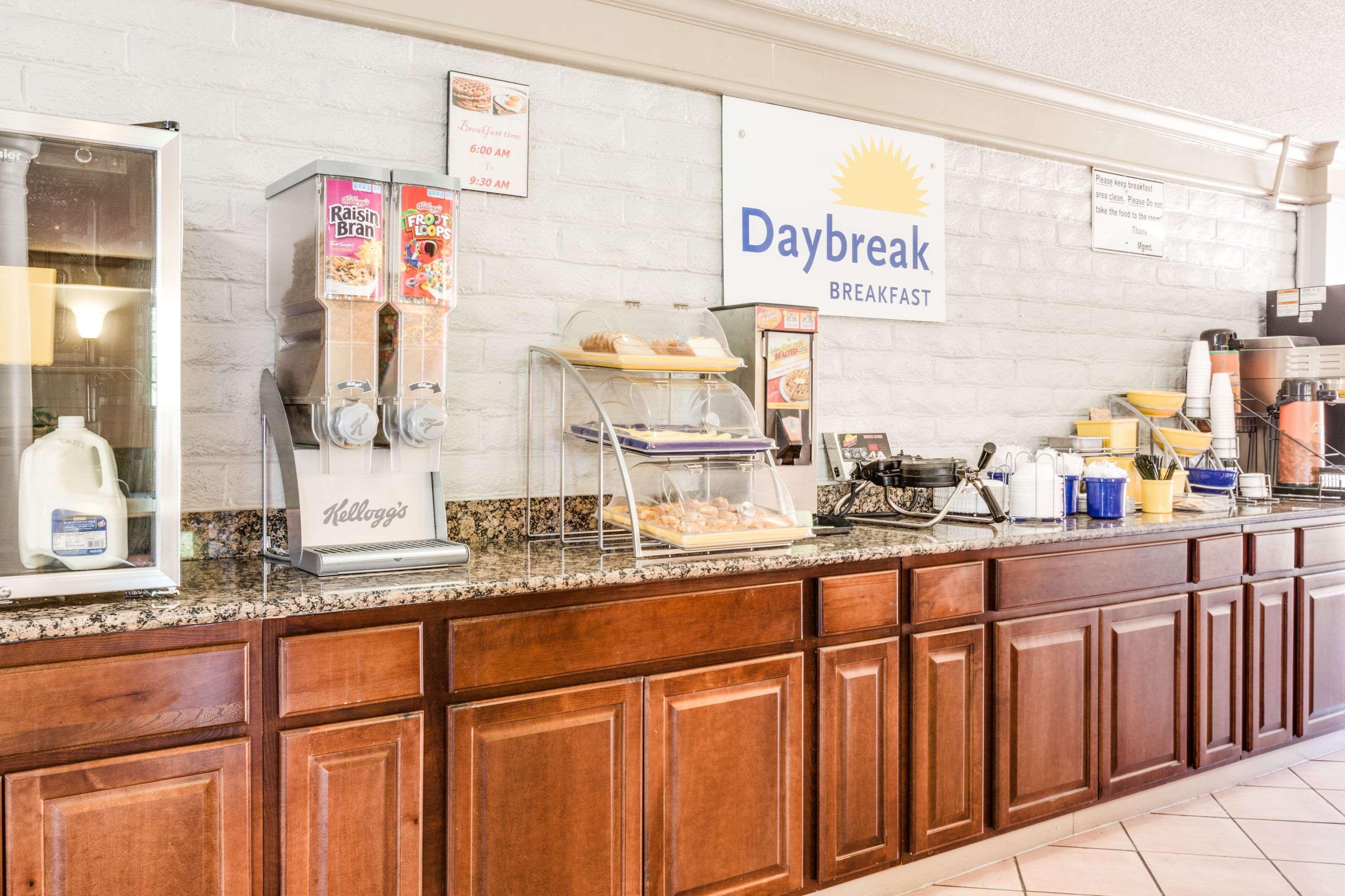 Days Inn By Wyndham Birmingham/West Esterno foto