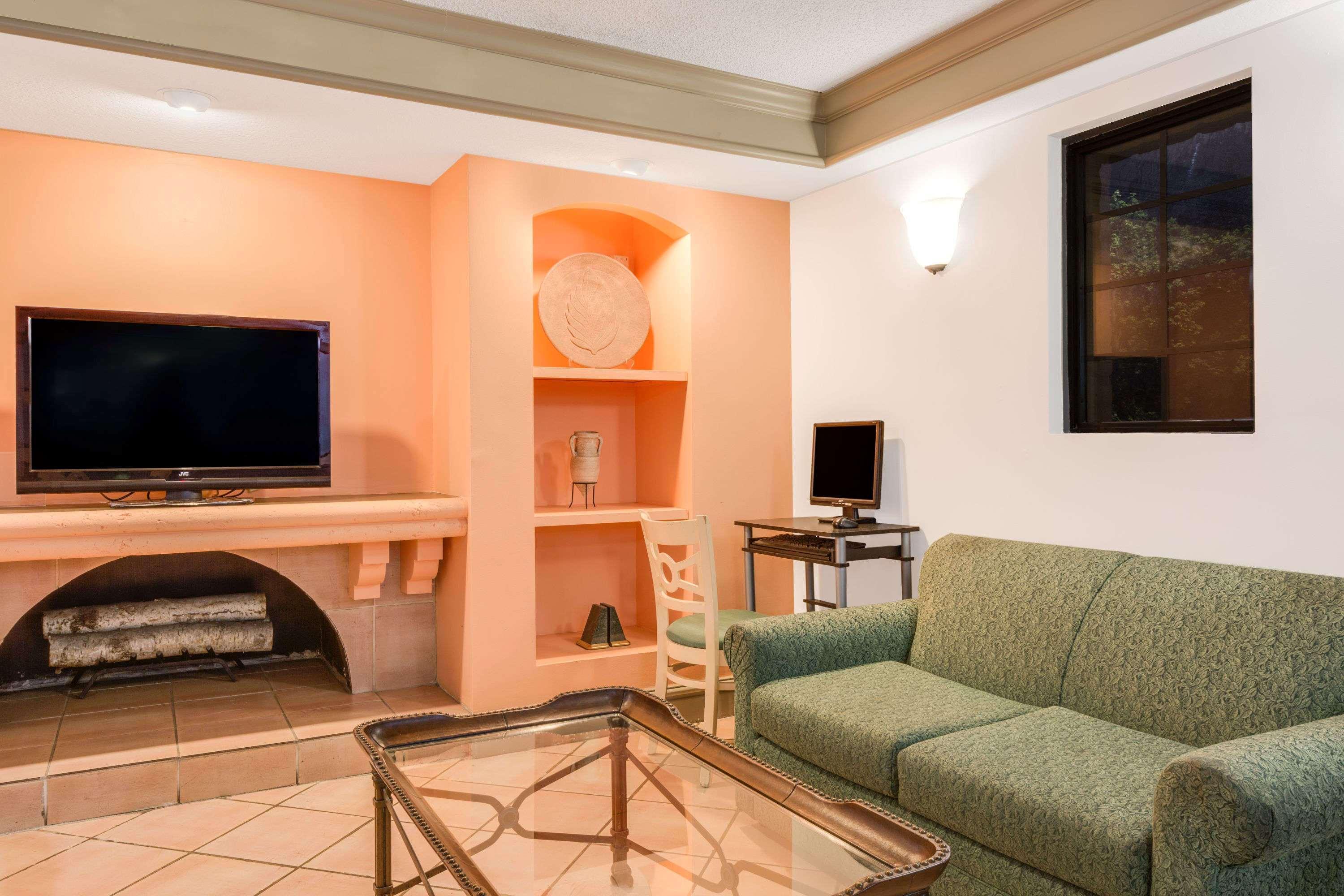 Days Inn By Wyndham Birmingham/West Esterno foto