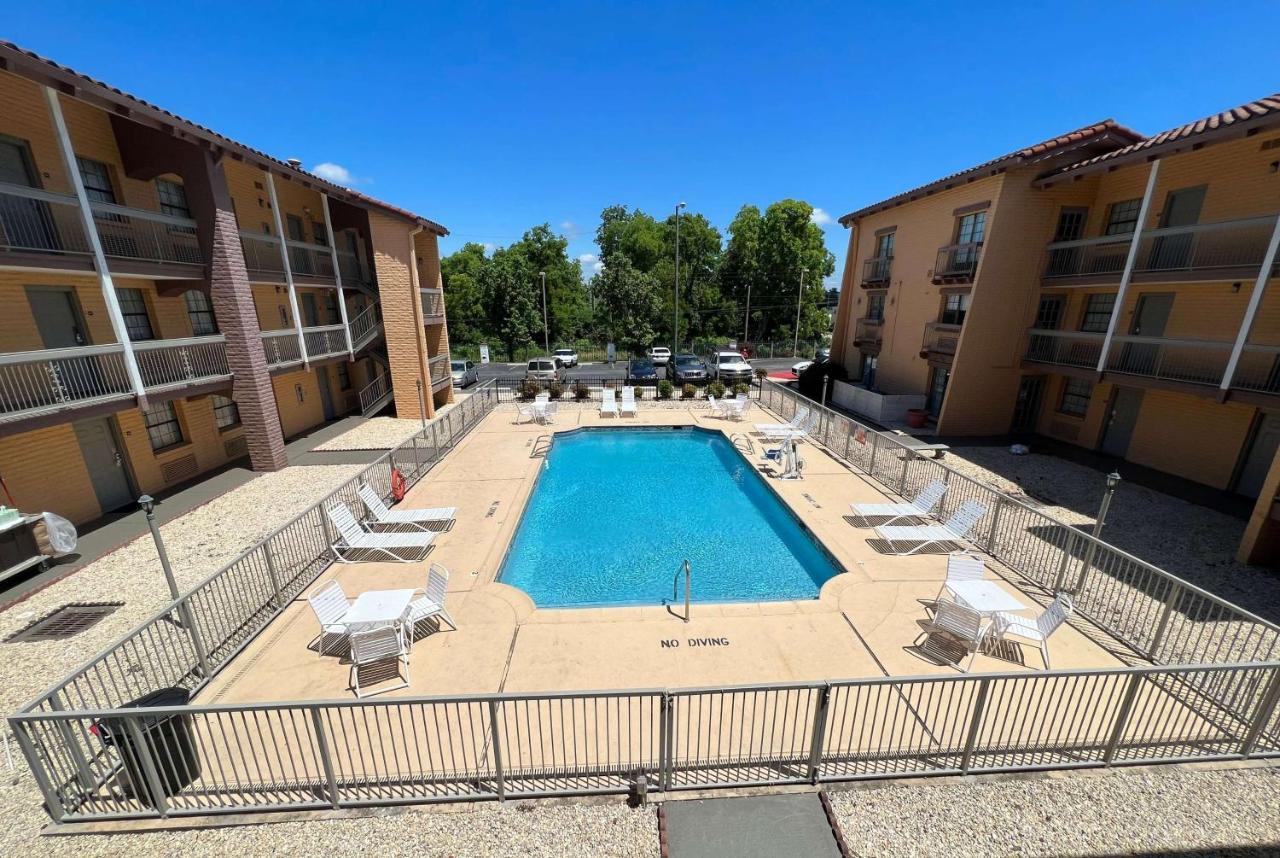 Days Inn By Wyndham Birmingham/West Esterno foto