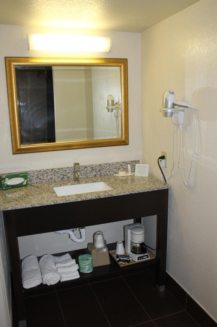 Days Inn By Wyndham Birmingham/West Esterno foto