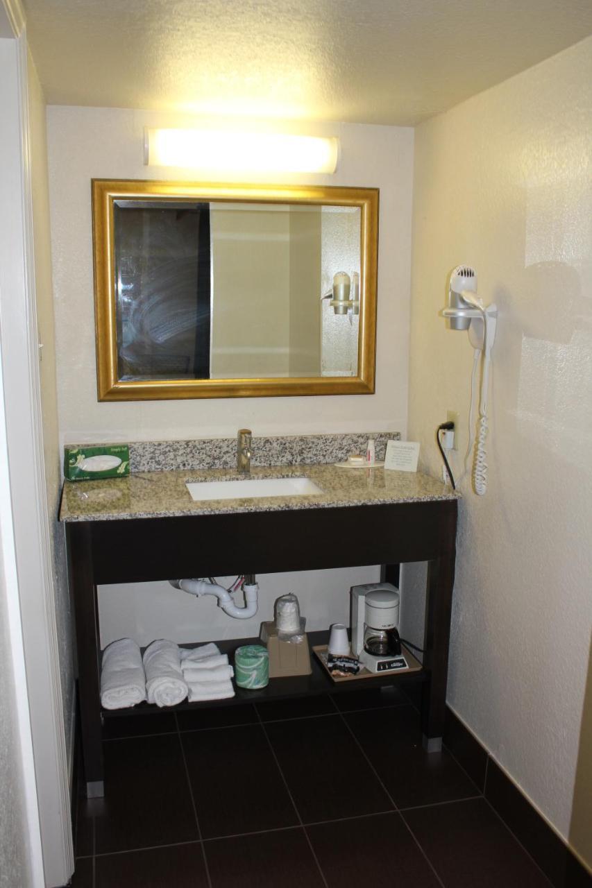 Days Inn By Wyndham Birmingham/West Esterno foto